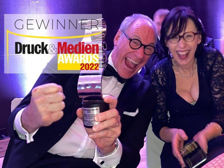 Ulrike und Reiner Vettermann als strahlende Sieger bei den Druck- und Medien-Awards 2022